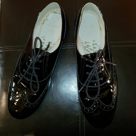 Clarks Black Patent Leather ladies Brogues - Picture 7 of 9